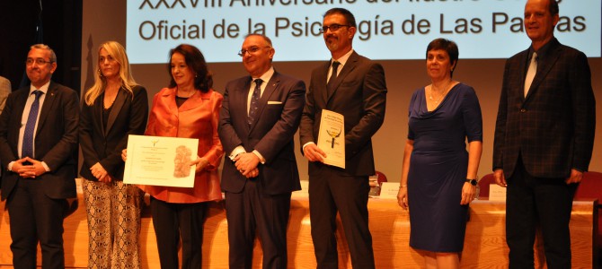 El Colegio de Psicólog@s reconoce con el Psi de Oro al Director de Teléfono de la Esperanza en Canarias