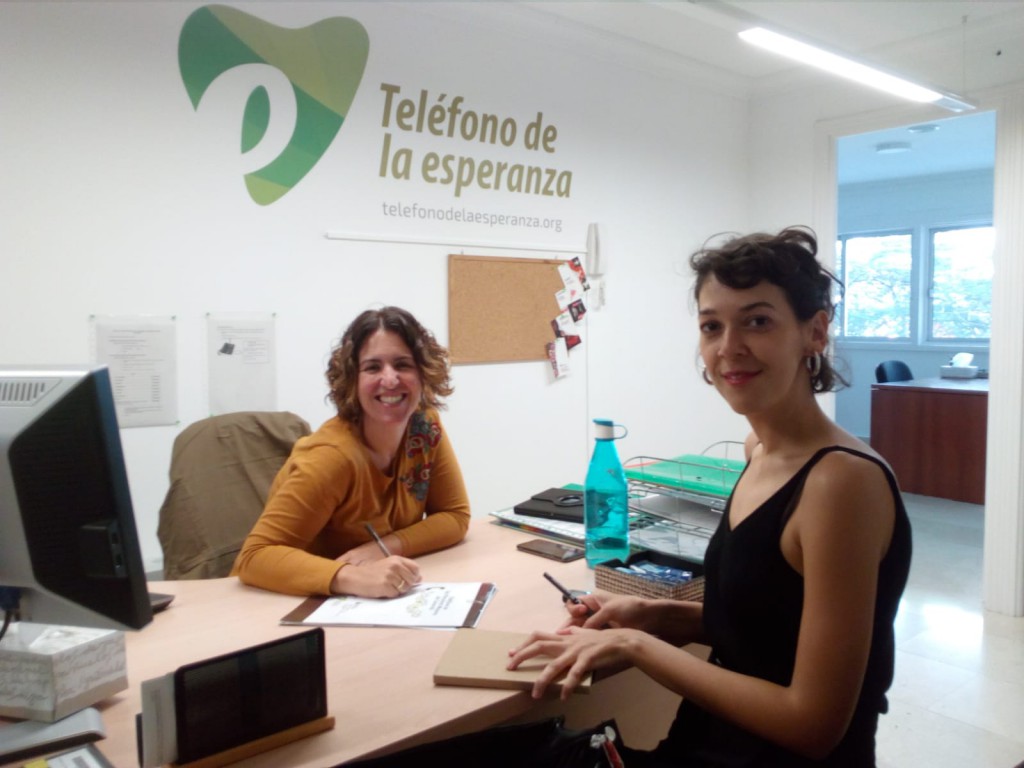Nayra Ruiz, técnico del Teléfono de la Esperanza y Silvia Navarro, de la Asociación  Siendo en la entrevista de recogida de información para el diagnóstico.
