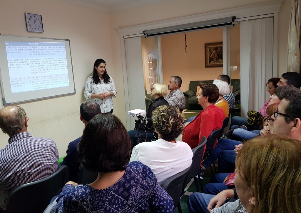 La Dra. Mónica Florido durante la charla